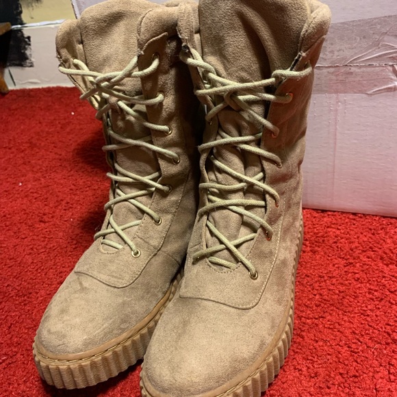Womens lightweight suade 5 1/2 lace up combat boots. Only worm once - Picture 3 of 7